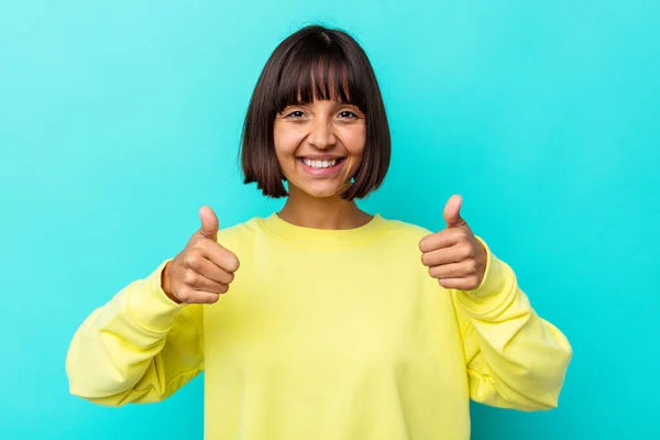 Jong Gemengd Ras Vrouw Geïsoleerd Blauwe Achtergrond Glimlachen Verhogen Duim — Stockfoto