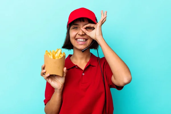 Junge Mischlingshündin Fast Food Restaurant Hält Pommes Auf Blauem Hintergrund — Stockfoto