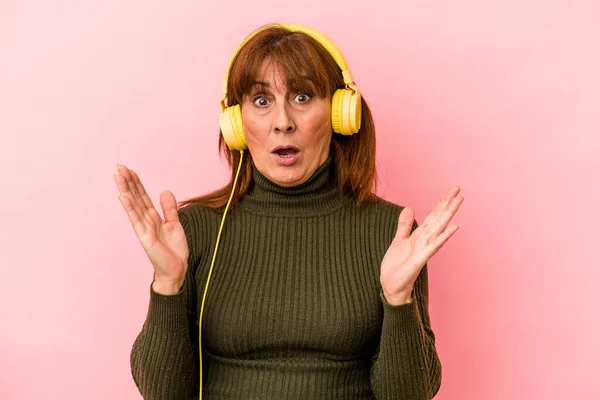 Middle Age Caucasian Woman Listening Music Isolated Pink Background Surprised — Stockfoto