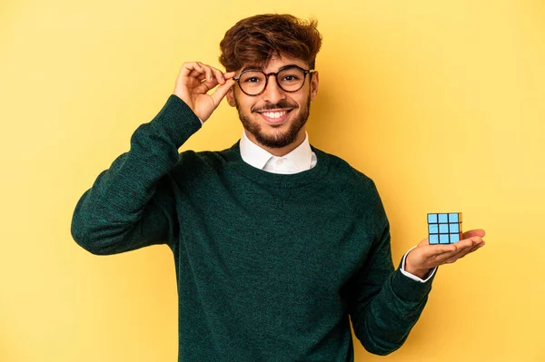 Mladý Smíšený Závod Muž Drží Rubiks Kostka Izolované Žlutém Pozadí — Stock fotografie