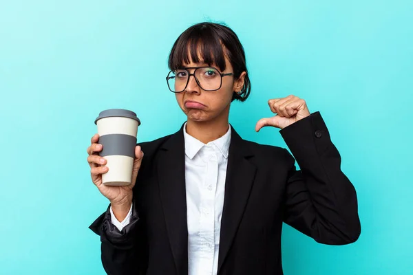 Молодая Бизнес Смешанной Расы Женщина Держит Кофе Изолированы Голубом Фоне — стоковое фото