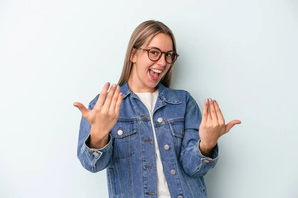 Young Caucasian Woman Isolated Blue Background Pointing Finger You Inviting — Stock Photo, Image