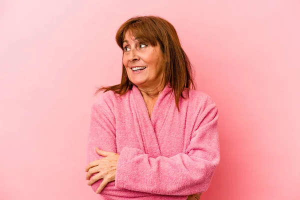 Middle Age Caucasian Woman Wearing Bathrobe Isolated Pink Background Looks — Stockfoto