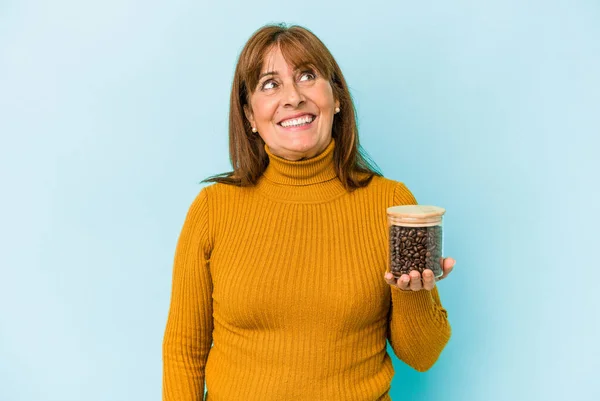 Middle Age Woman Holding Coffee Jar Isolated Blue Background — Fotografia de Stock