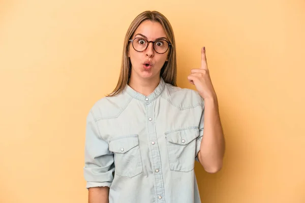 Mujer Joven Caucásica Aislada Sobre Fondo Amarillo Que Tiene Una — Foto de Stock