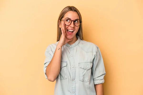 Mulher Caucasiana Jovem Isolado Fundo Amarelo Gritando Animado Para Frente — Fotografia de Stock