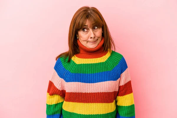 Mujer Caucásica Mediana Edad Con Suéter Multicolor Aislado Sobre Fondo —  Fotos de Stock