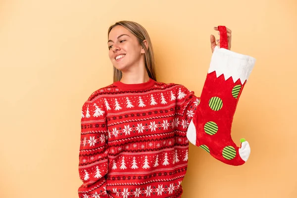 Ung Kaukasiska Kvinna Som Håller Nisse Strumpa Isolerad Gul Bakgrund — Stockfoto