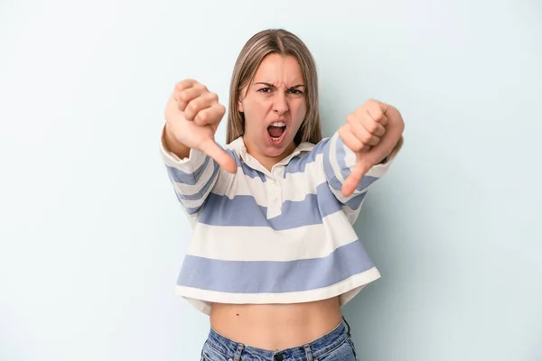 Giovane Donna Caucasica Isolata Sfondo Blu Mostrando Pollice Verso Basso — Foto Stock