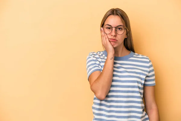 Ung Kaukasisk Kvinna Isolerad Gul Bakgrund Som Känner Sig Ledsen — Stockfoto