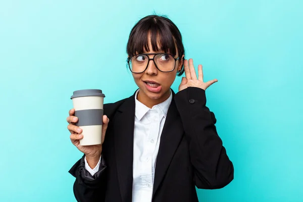 Jong Bedrijf Gemengde Ras Vrouw Met Een Koffie Geïsoleerd Blauwe — Stockfoto