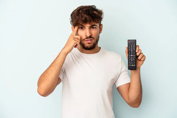 Jovem Mestiço Segurando Controlador Isolado Fundo Azul Mostrando Gesto Decepção — Fotografia de Stock