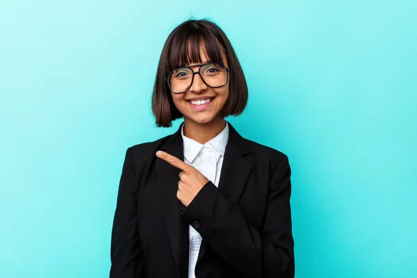 Νεαρή Επιχειρηματίας Μικτή Φυλή Γυναίκα Απομονωμένη Μπλε Φόντο Χαμογελώντας Και — Φωτογραφία Αρχείου