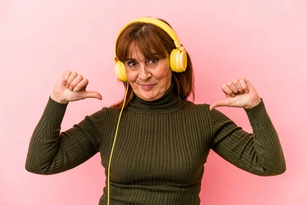 Middle Age Caucasian Woman Listening Music Isolated Pink Background Feels — ストック写真