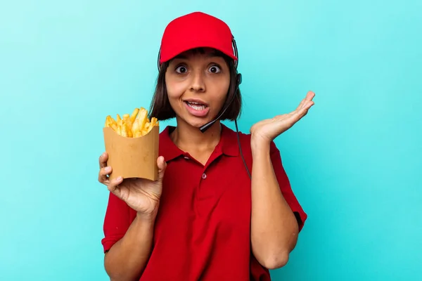 Junge Mischlingshündin Fast Food Restaurant Mit Pommes Auf Blauem Hintergrund — Stockfoto