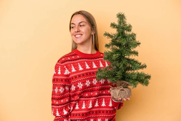 Joven Mujer Caucásica Sosteniendo Pequeño Árbol Navidad Aislado Sobre Fondo —  Fotos de Stock