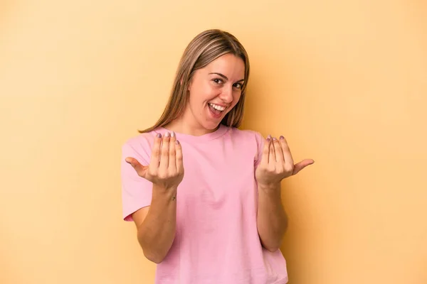 Junge Kaukasische Frau Isoliert Auf Gelbem Hintergrund Und Zeigt Mit — Stockfoto