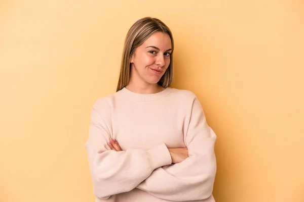 Joven Mujer Caucásica Aislada Sobre Fondo Amarillo Infeliz Mirando Cámara —  Fotos de Stock