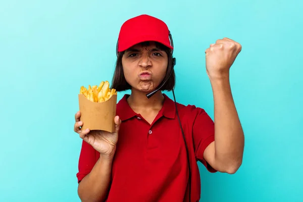 Genç Melez Kadın Fast Food Restoranı Çalışanı Elinde Kızartmalarla Mavi — Stok fotoğraf