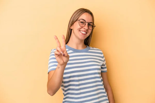 Jovem Caucasiana Isolada Fundo Amarelo Mostrando Sinal Vitória Sorrindo Amplamente — Fotografia de Stock