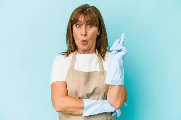 Middle Age Caucasian Woman Cleaning Home Isolated Blue Background Having — Stok fotoğraf