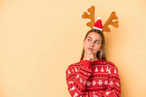 Mujer Caucásica Joven Con Sombrero Renos Navidad Aislado Sobre Fondo —  Fotos de Stock