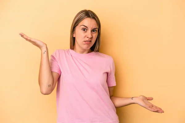 Young Caucasian Woman Isolated Yellow Background Confused Doubtful Shrugging Shoulders — Stock Photo, Image