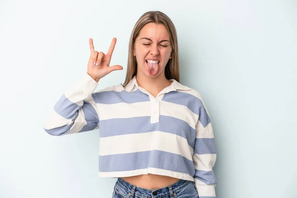 Jeune Femme Caucasienne Isolée Sur Fond Bleu Montrant Geste Roche — Photo