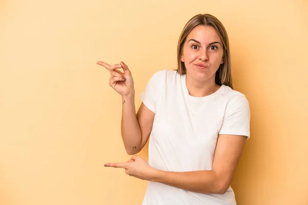 Jeune Femme Caucasienne Isolée Sur Fond Jaune Choquée Pointant Avec — Photo