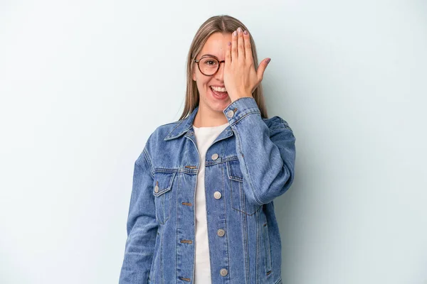 Jeune Femme Caucasienne Isolée Sur Fond Bleu Amusant Couvrir Moitié — Photo