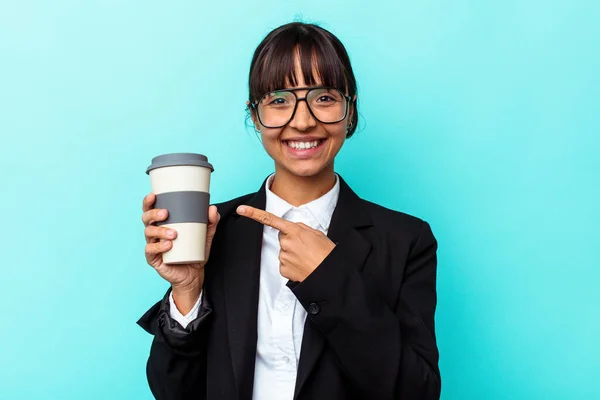 Jonge Bedrijf Gemengde Ras Vrouw Houden Van Een Koffie Geïsoleerd — Stockfoto