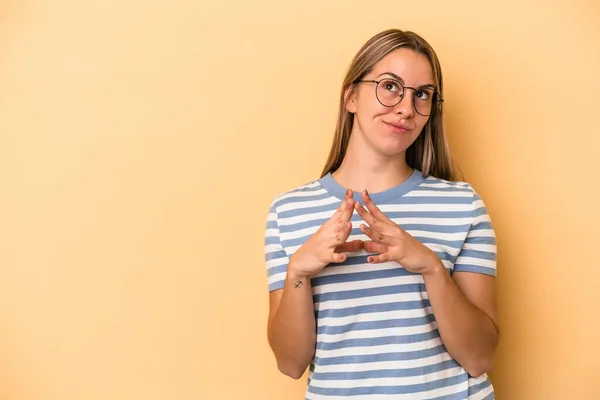 Jovem Caucasiana Isolada Fundo Amarelo Fazendo Plano Mente Estabelecendo Uma — Fotografia de Stock