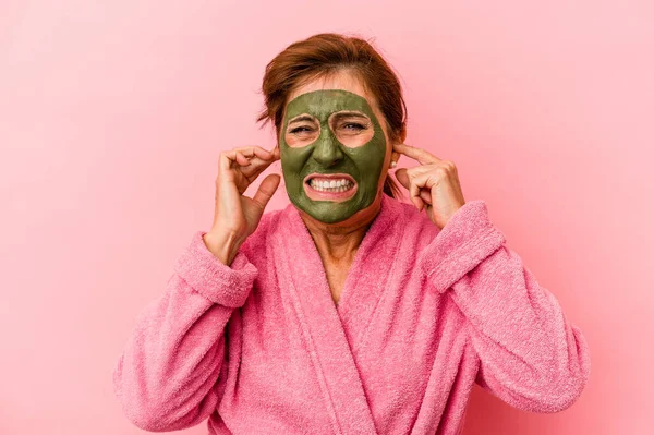 Middle Age Caucasian Woman Wearing Facial Mask Isolated Pink Background — Foto de Stock