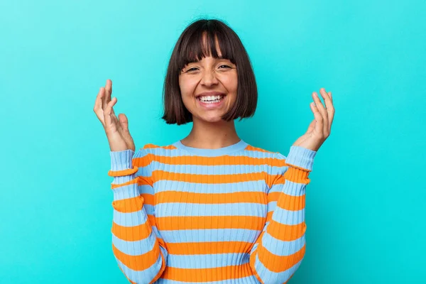 Jovem Mulher Raça Mista Isolado Fundo Azul Alegre Rindo Muito — Fotografia de Stock