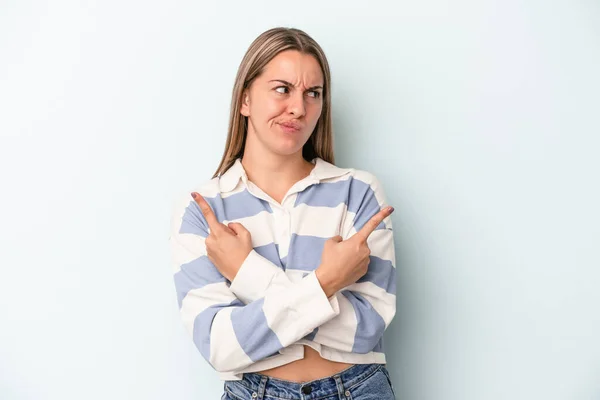 Jonge Blanke Vrouw Geïsoleerd Blauwe Achtergrond Punten Zijwaarts Probeert Kiezen — Stockfoto