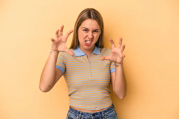 Giovane Donna Caucasica Isolata Sfondo Giallo Mostrando Artigli Che Imitano — Foto Stock