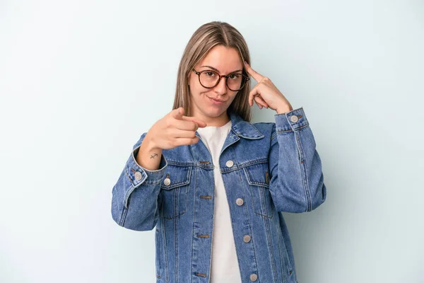Young Caucasian Woman Isolated Blue Background Pointing Temple Finger Thinking — Stock Photo, Image