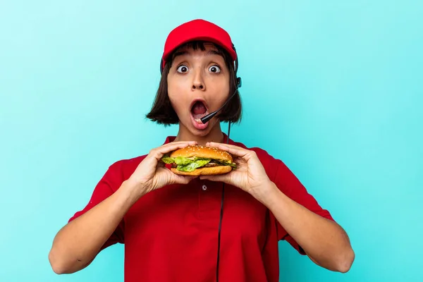 Giovane Donna Razza Mista Fast Food Lavoratore Ristorante Possesso Hamburger — Foto Stock