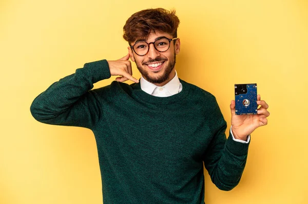 Joven Informático Aislado Sobre Fondo Amarillo Que Muestra Gesto Llamada —  Fotos de Stock