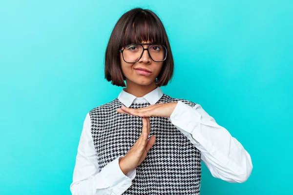 Jovem Mista Mulher Isolada Fundo Azul Mostrando Gesto Timeout — Fotografia de Stock