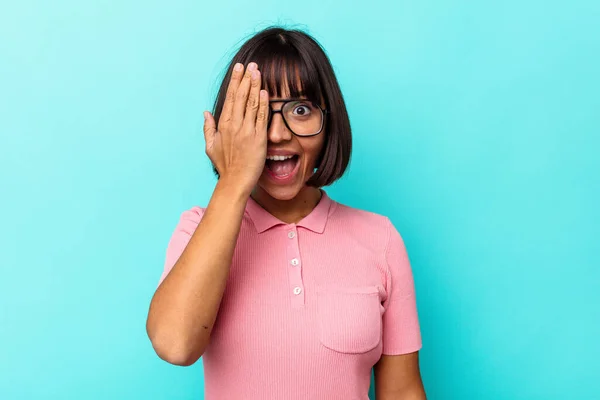 Joven Mujer Raza Mixta Aislada Sobre Fondo Azul Que Divierte —  Fotos de Stock