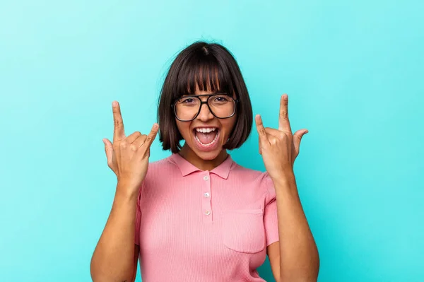 Jonge Gemengde Ras Vrouw Geïsoleerd Blauwe Achtergrond Met Een Horens — Stockfoto