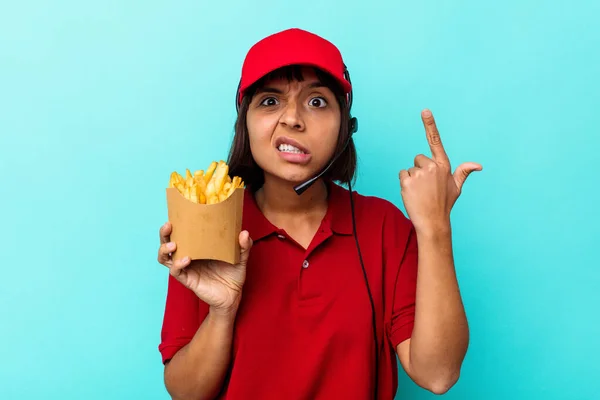 Genç Melez Fast Food Restoranı Çalışanı Elinde Kızartmalarla Mavi Arka — Stok fotoğraf