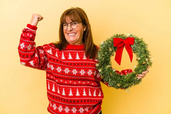 Middle Age Caucasian Woman Celebrating Christmas Holding Wreat — Stock Photo, Image