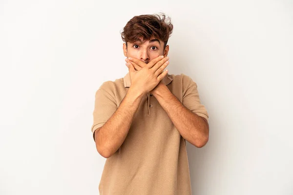 Young Mixed Race Man Isolated Grey Background Covering Mouth Hands — Stock Photo, Image