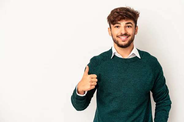 Joven Mestizo Aislado Sobre Fondo Gris Sonriendo Levantando Pulgar Hacia —  Fotos de Stock