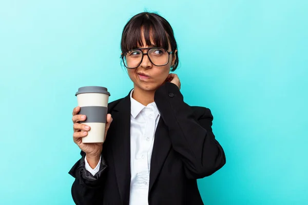 Jonge Bedrijf Gemengde Ras Vrouw Met Een Koffie Geïsoleerd Blauwe — Stockfoto