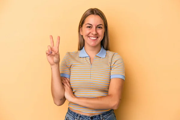 Jeune Femme Caucasienne Isolée Sur Fond Jaune Montrant Numéro Deux — Photo