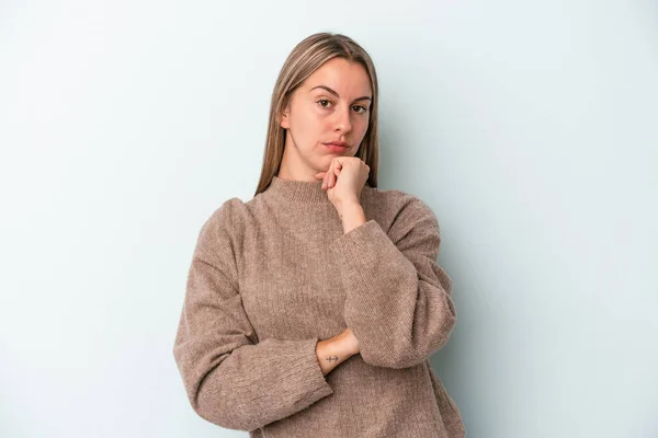 Ung Kaukasisk Kvinna Isolerad Blå Bakgrund Misstänksam Osäker Undersöka Dig — Stockfoto