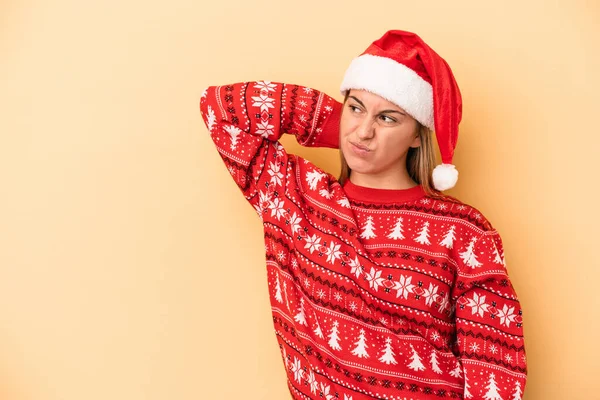 Mujer Joven Caucásica Celebrando Navidad Aislada Sobre Fondo Amarillo Tocando —  Fotos de Stock